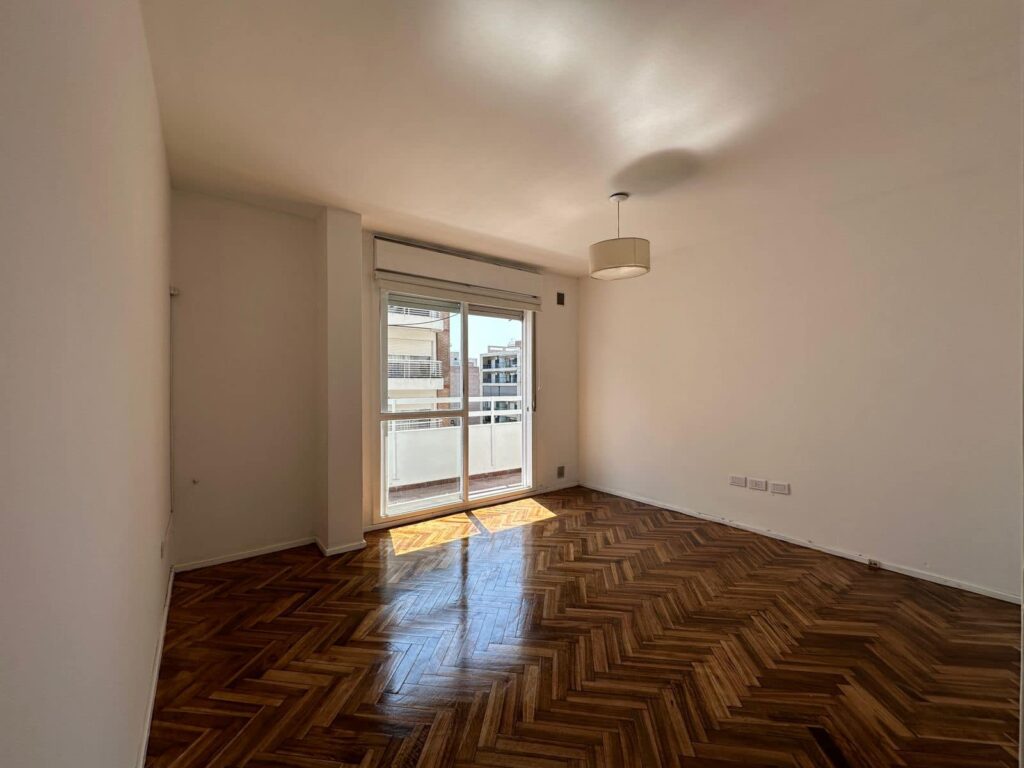 EN VENTA!!! (BROWN Y OROÑO) DEPARTAMENTO DE 3 DORMITORIOS CON COCHERA