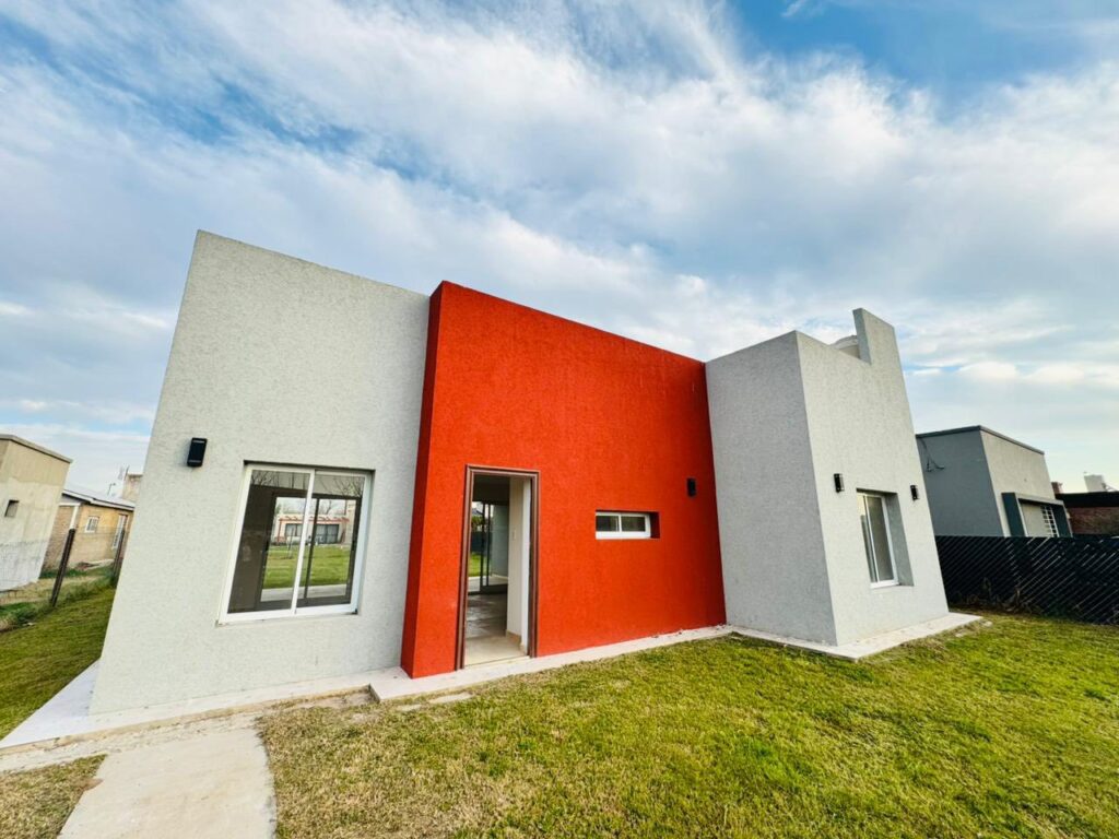 EN VENTA !! CASA EN FUNES !!! DOS DORMITORIOS