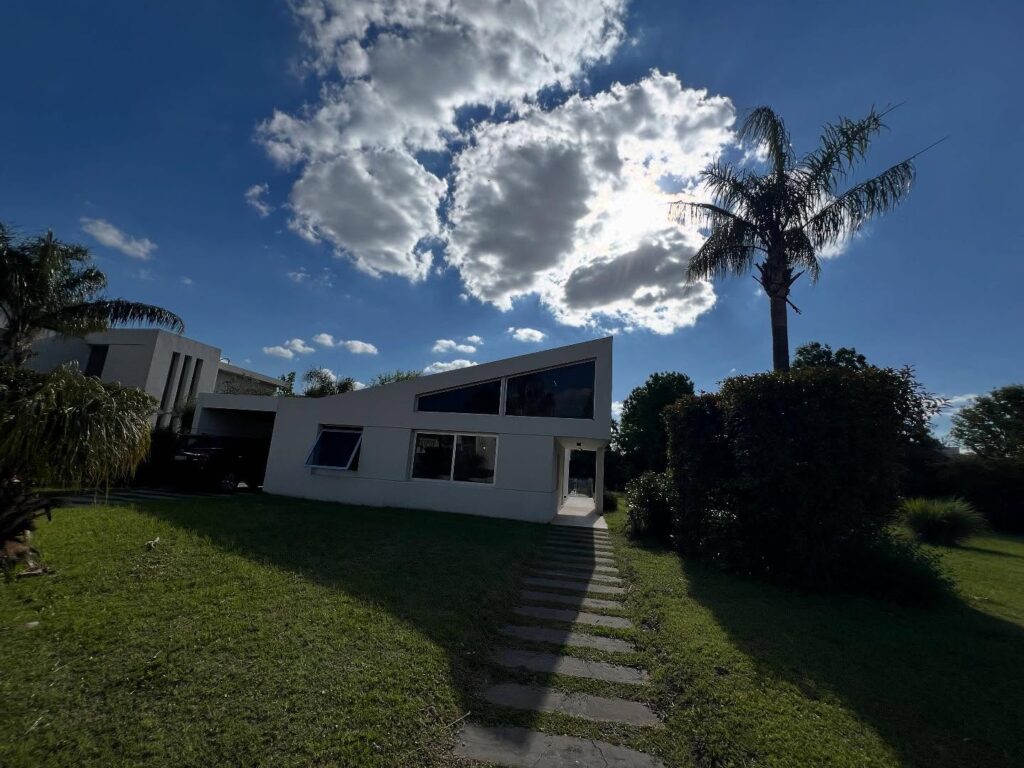 EN VENTA !! CASA EN FUNES HILLS MIRAFLORES