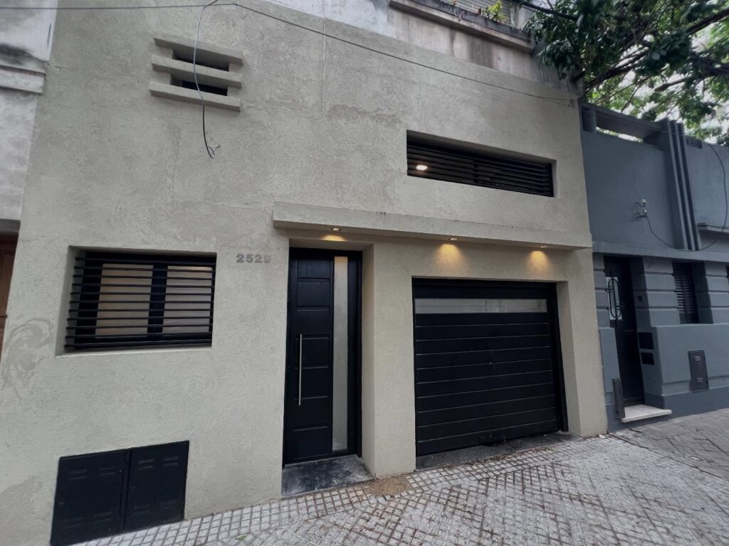 EN VENTA CASA AL FRENTE EN PICHINCHA, ROSARIO, DOS DORMITORIOS, COCHERA