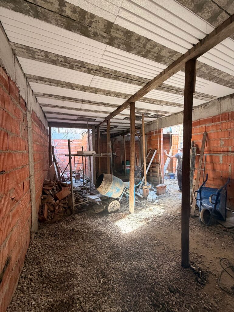 EN VENTA. CASA DE PASILLO EN EL CENTRO DE  ROSARIO